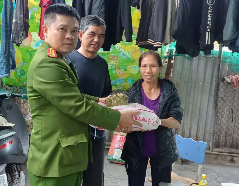 Công an phường Gia Viên: Trao tặng 73 suất quà Tết cho các hộ gia đình có hoàn cảnh khó khăn